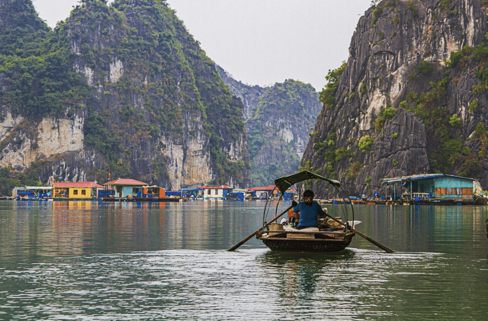 https://www.freepik.es/foto-gratis/pueblo-pescadores-bahia-ha-long-vietnam_17410736.htm#fromView=search&page=1&position=7&uuid=0c214b5a-f20a-4dd9-b3dc-ce9ec90a1e95&query=Vietnam